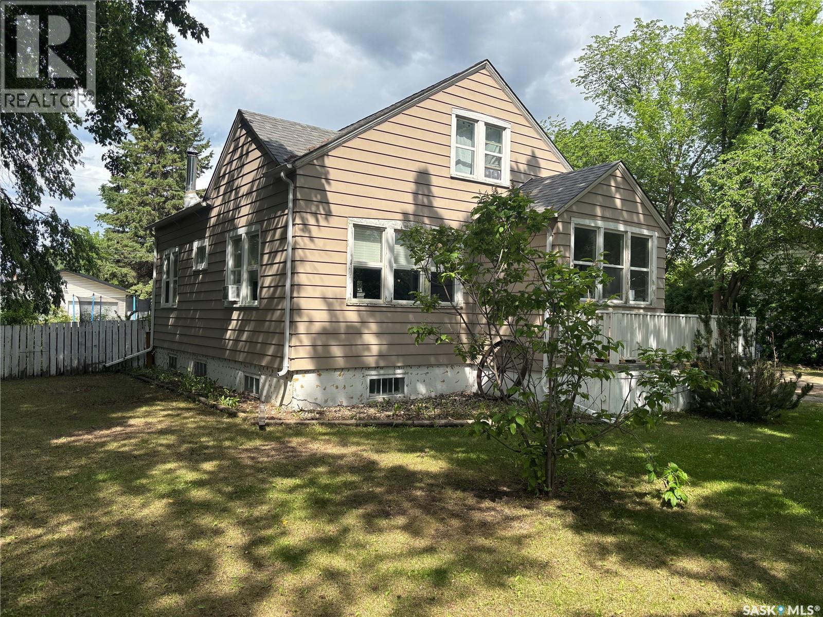 208 Stovel AVENUE E - 1