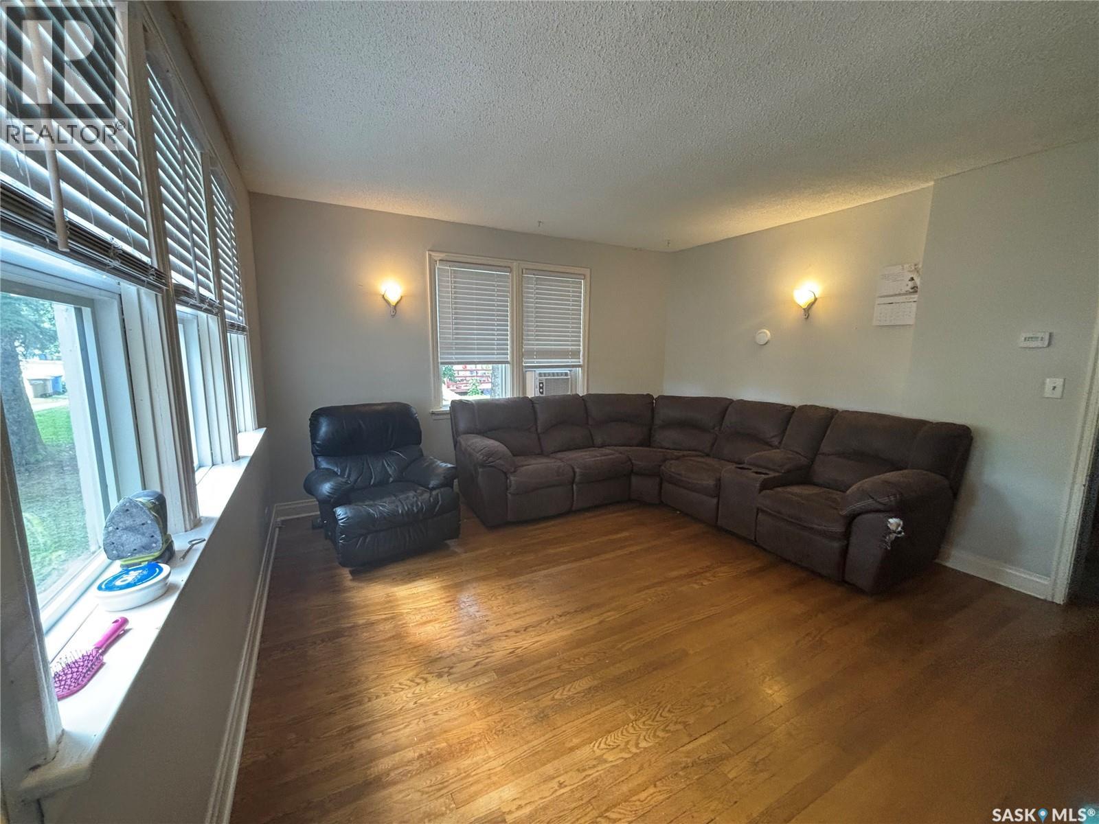 208 Stovel AVENUE E - 14