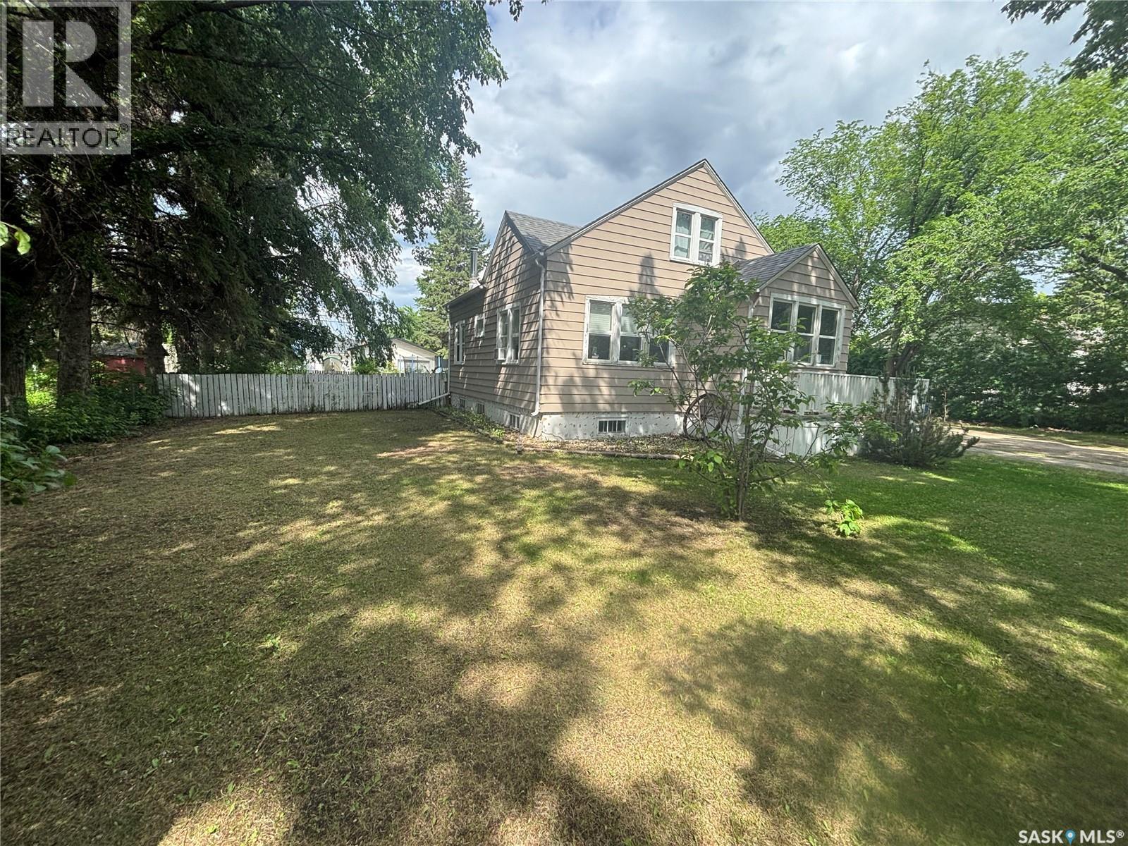 208 Stovel AVENUE E - 2