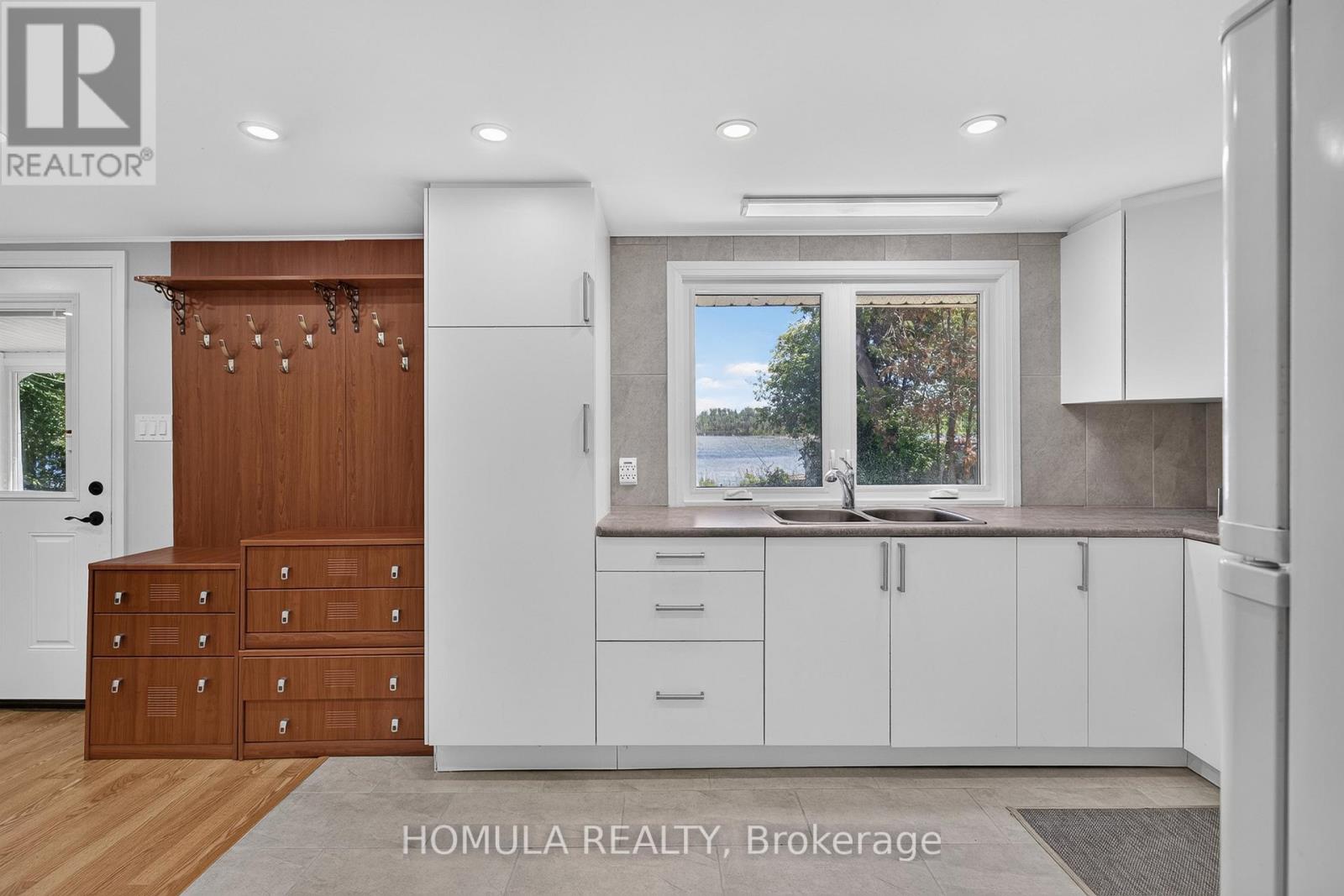 24 RIVERSIDE DRIVE - 17