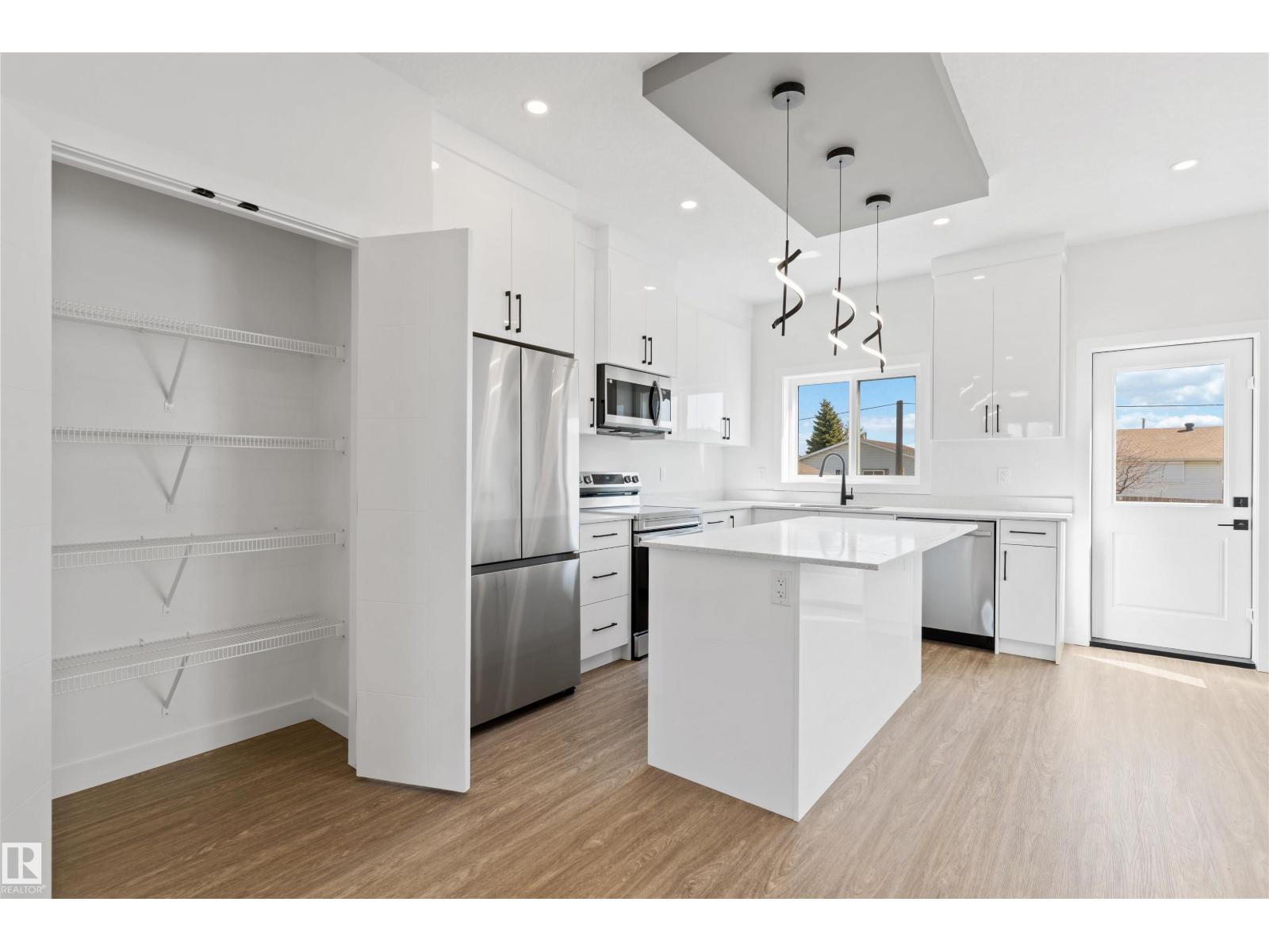 12427 47 ST NW - 8
