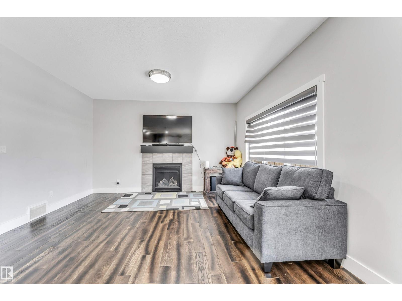 8516 216 ST NW - 5