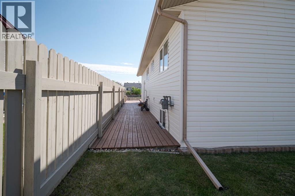 100 Caldwell Crescent — photo 43