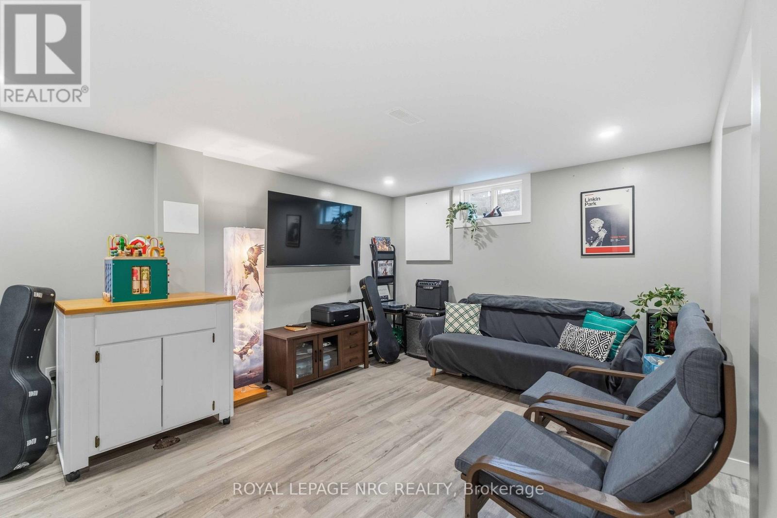 27 CANTERBURY DRIVE - 23
