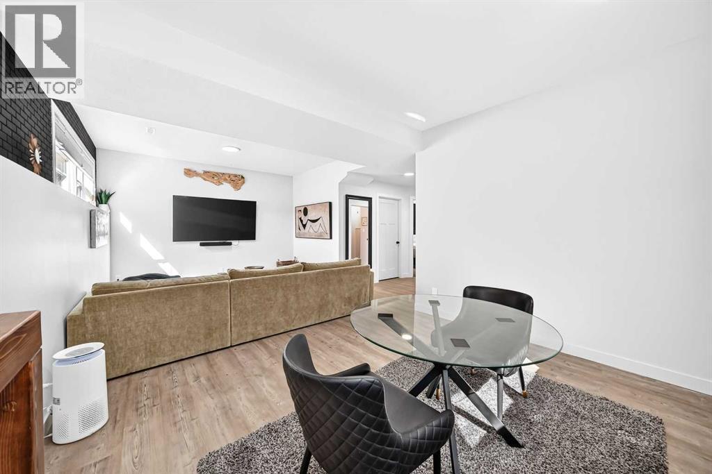 14 Ian Way — photo 26