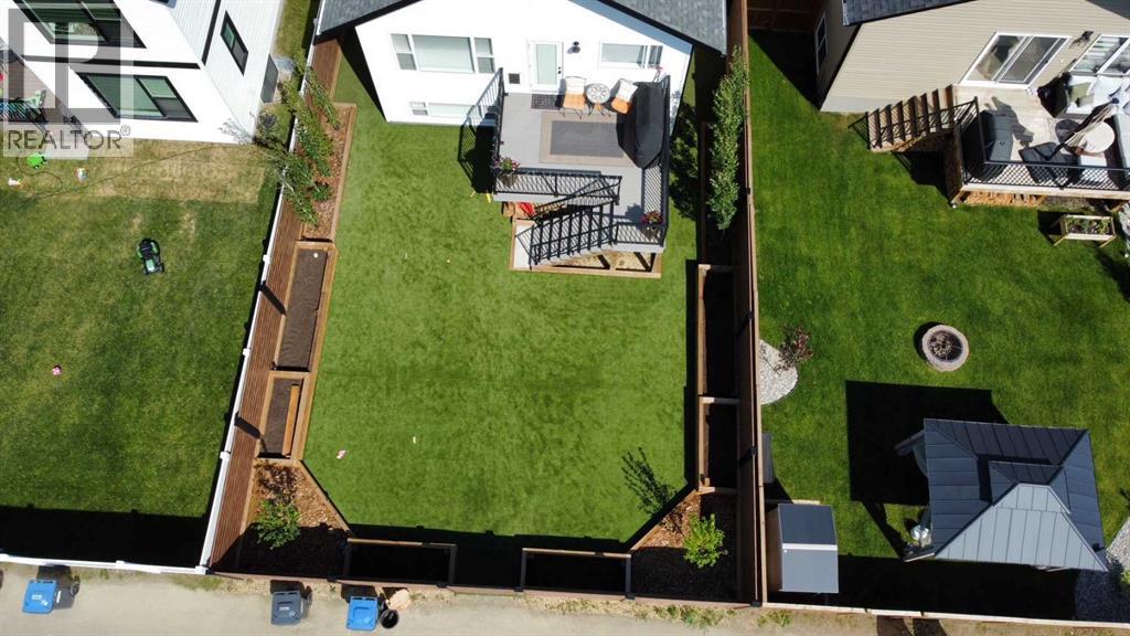 14 Ian Way — photo 41
