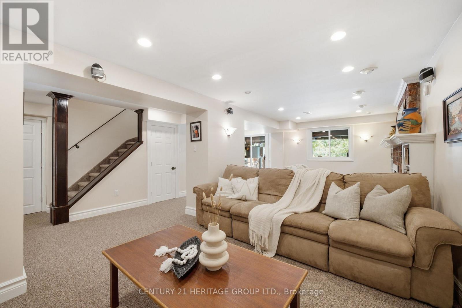 28 TAYWOOD COURT - 32