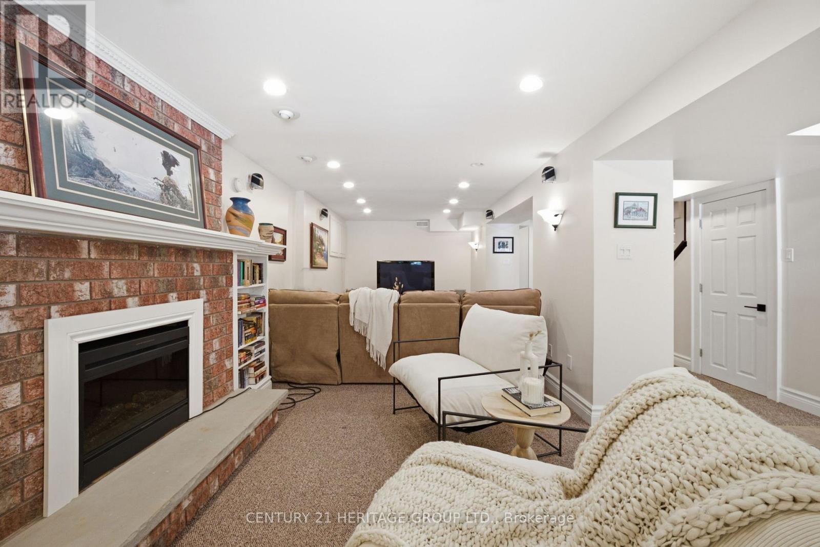 28 TAYWOOD COURT - 36