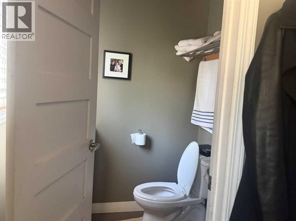 1141 Regent Crescent NE — photo 7