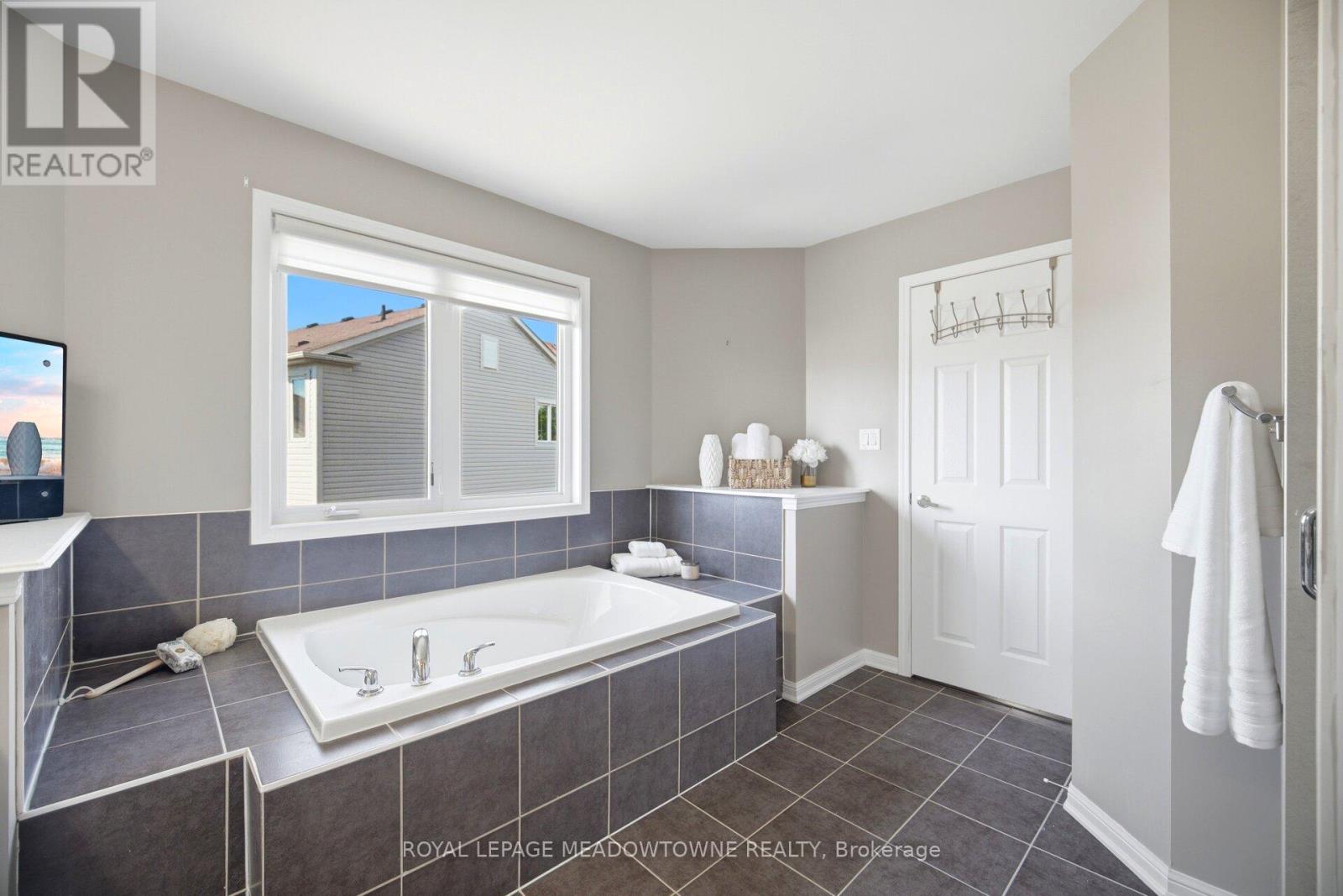 214 JOHN W. TAYLOR AVENUE W - Image 34