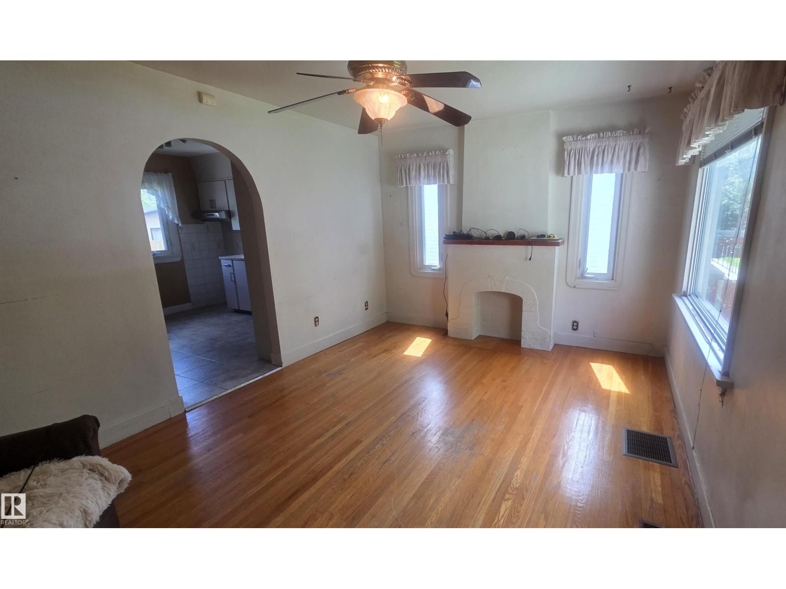 11909 83 ST NW - 10