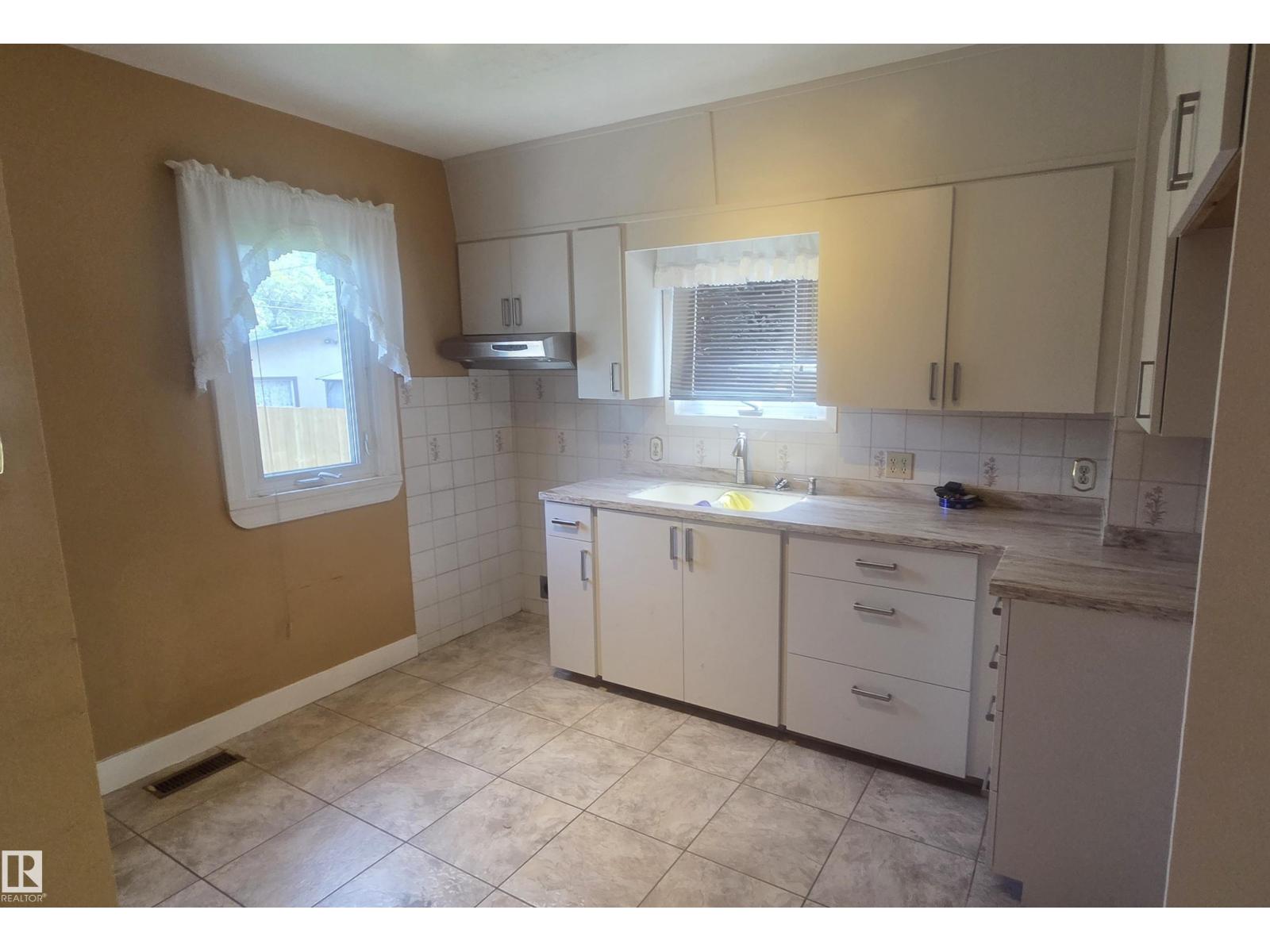 11909 83 ST NW - 11