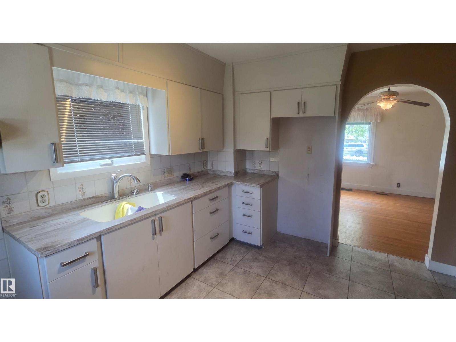 11909 83 ST NW - 12