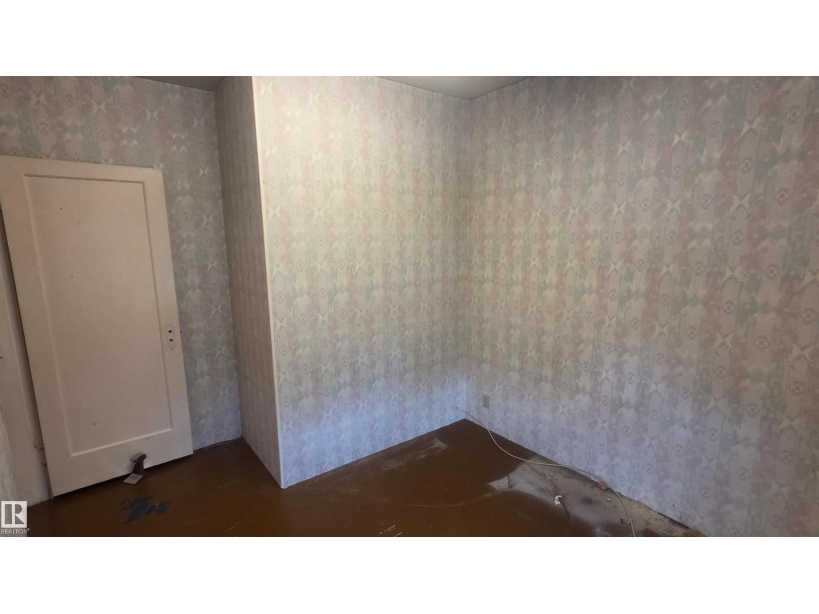 11909 83 ST NW - 15