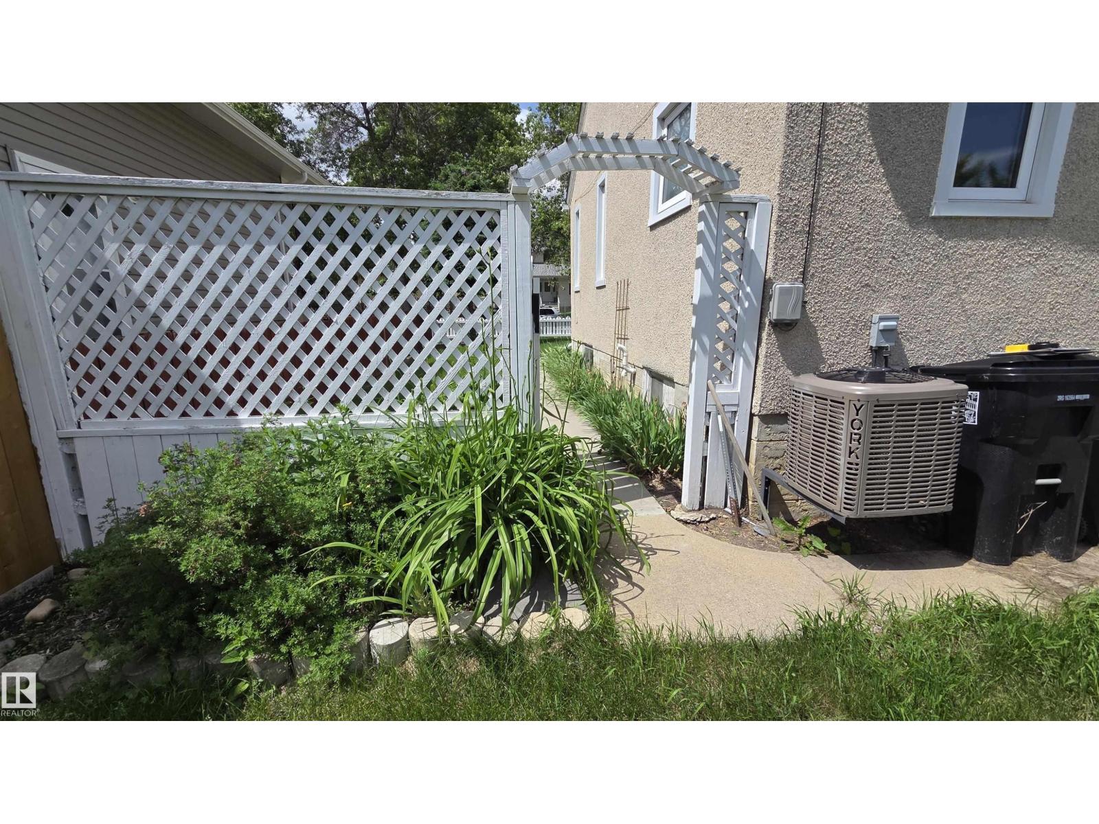 11909 83 ST NW - 4