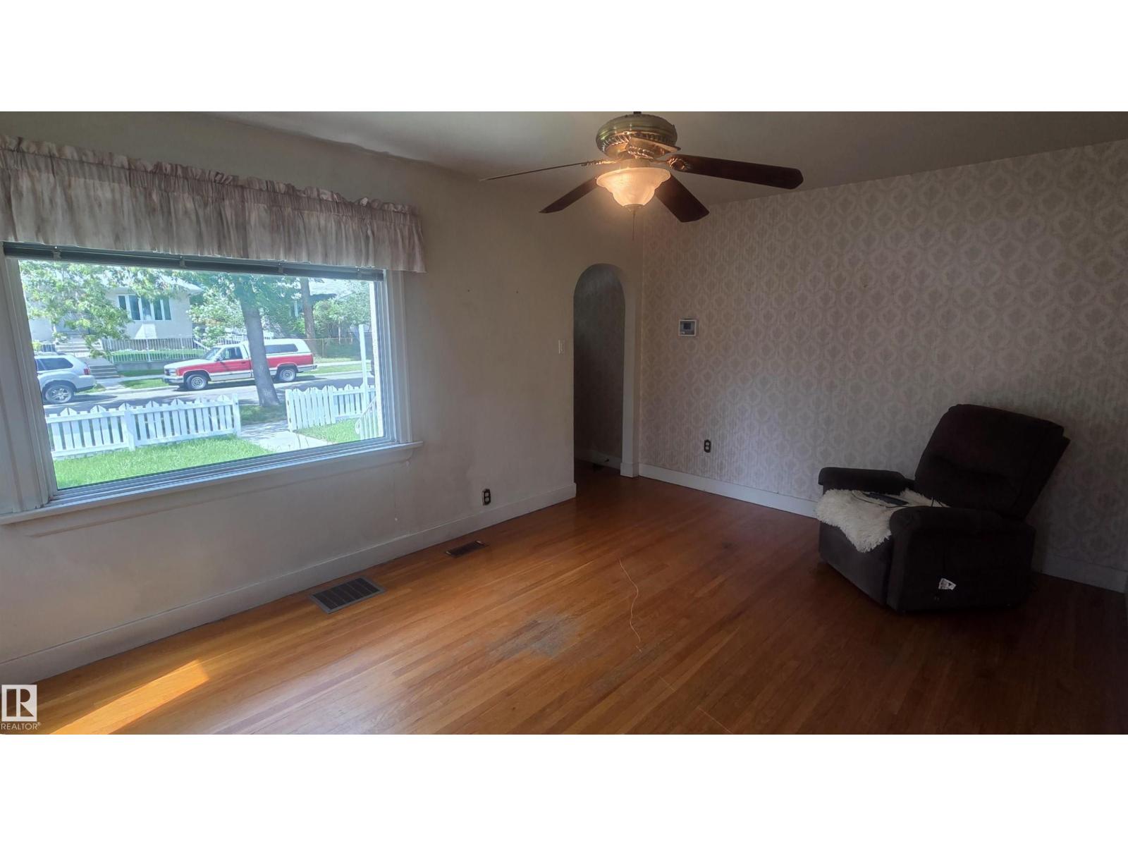 11909 83 ST NW - 9