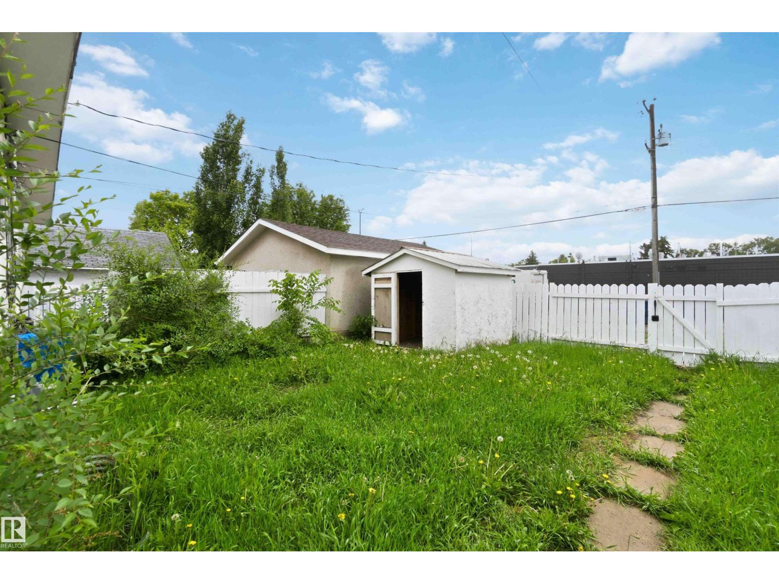 8123 8125 83 AV NW - 46