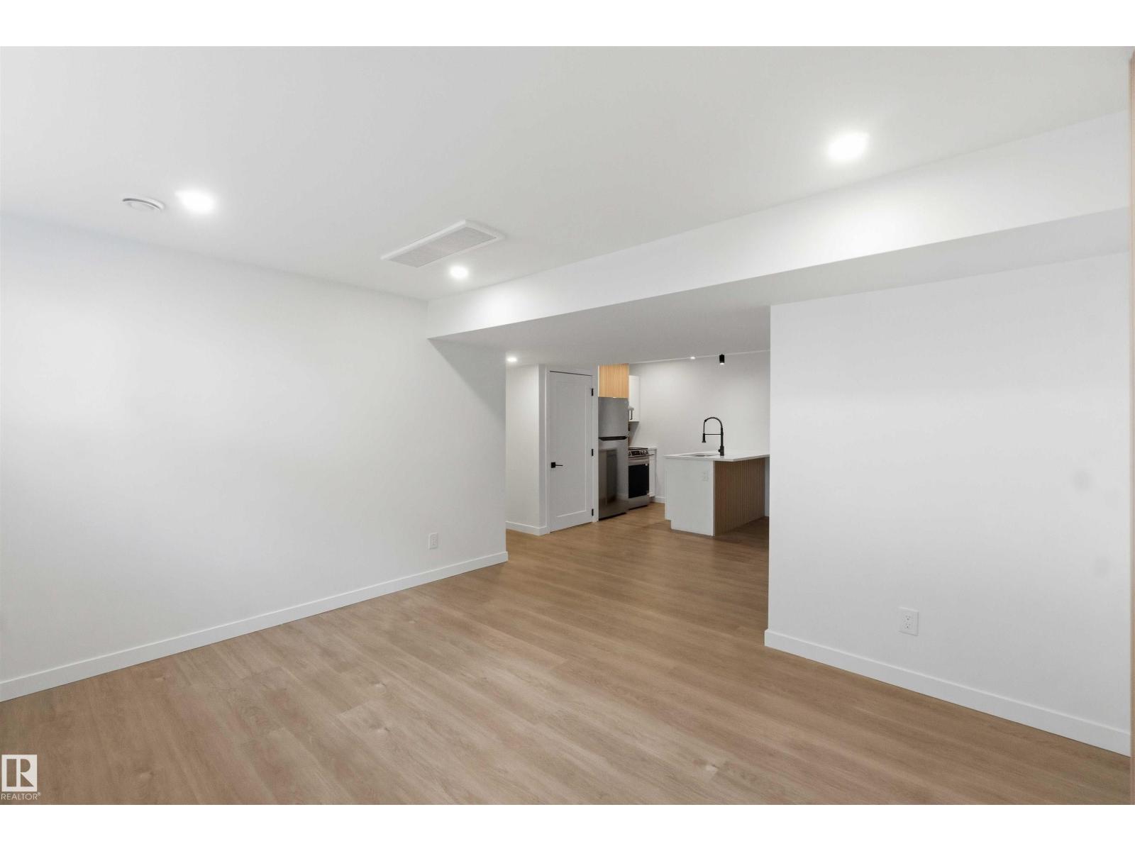 8522 8524 84 AV NW - 40