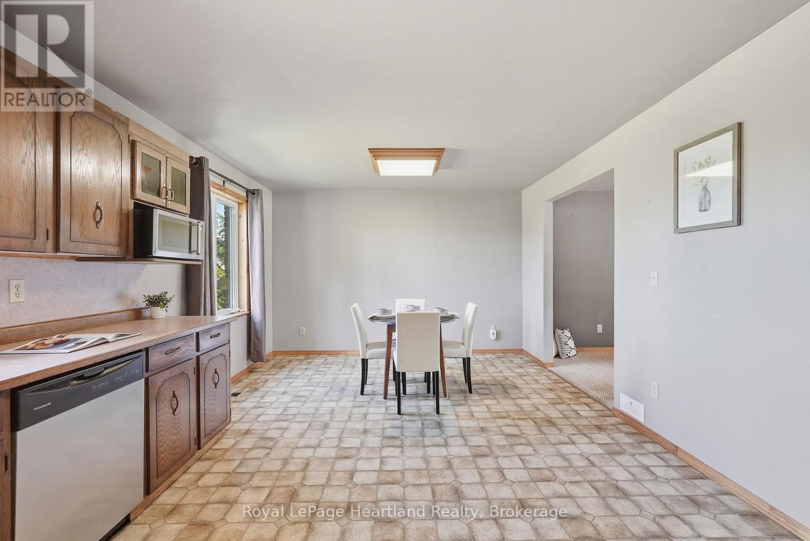 6 BROWN STREET N - 14