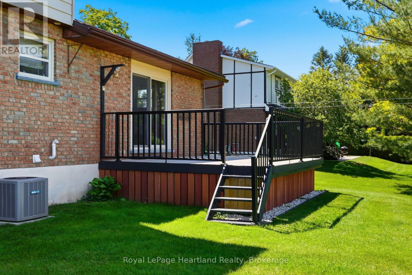 6 BROWN STREET N - 33