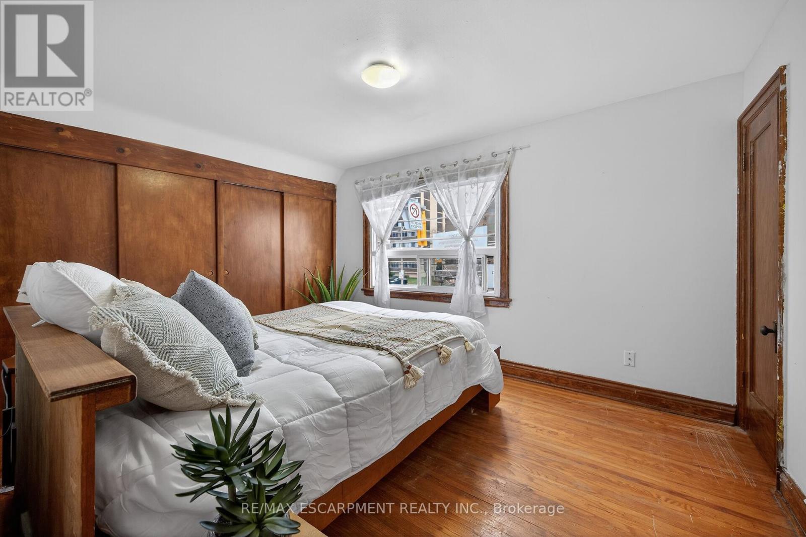144 HUNTER STREET W - 21
