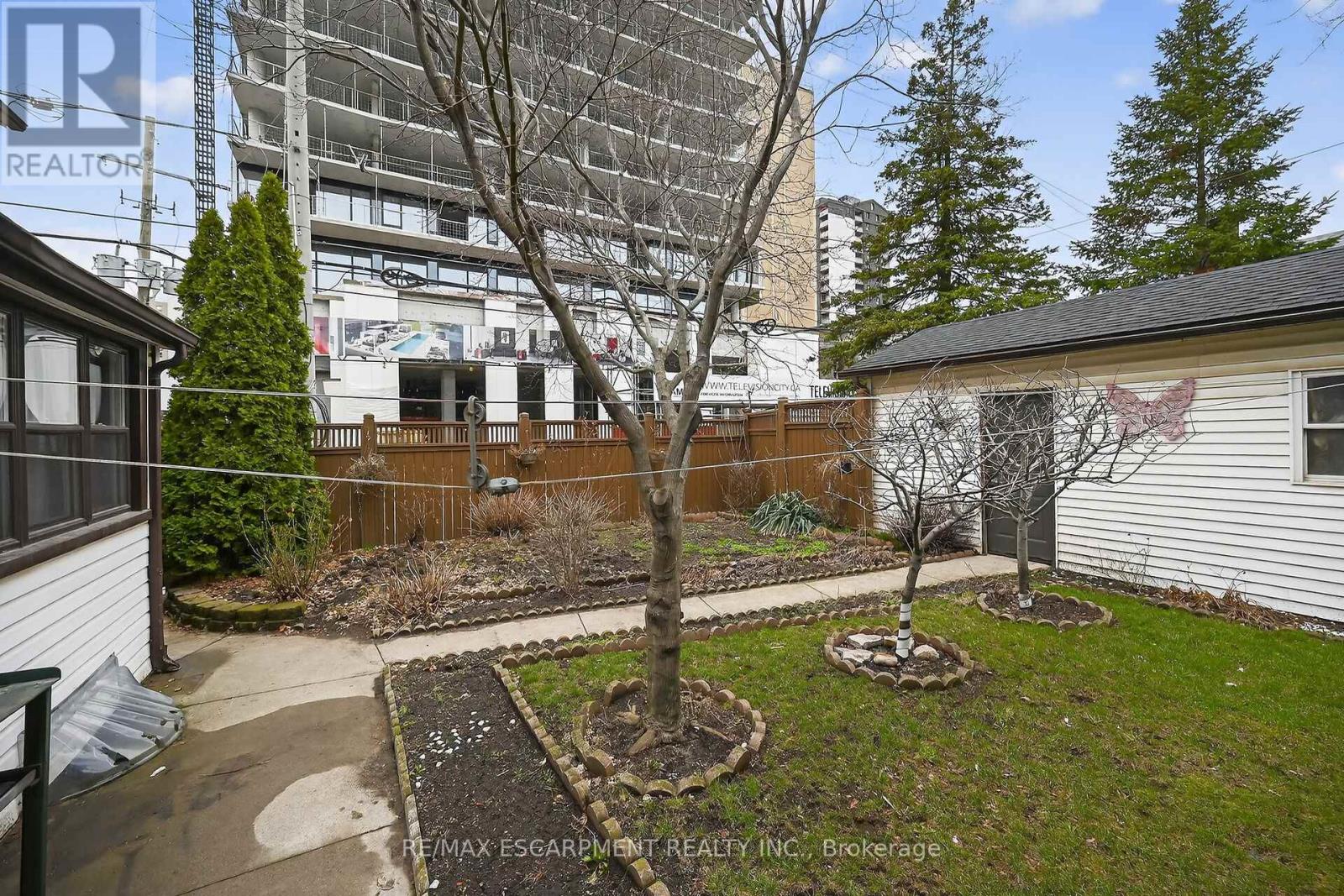 144 HUNTER STREET W - 38