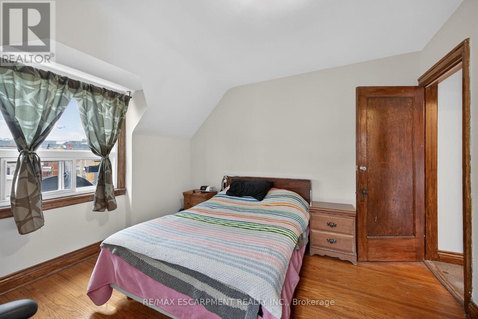 144 HUNTER STREET W - 24
