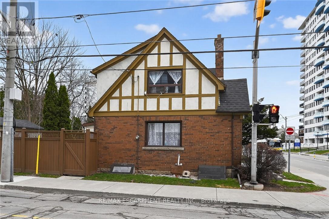 144 HUNTER STREET W - 48