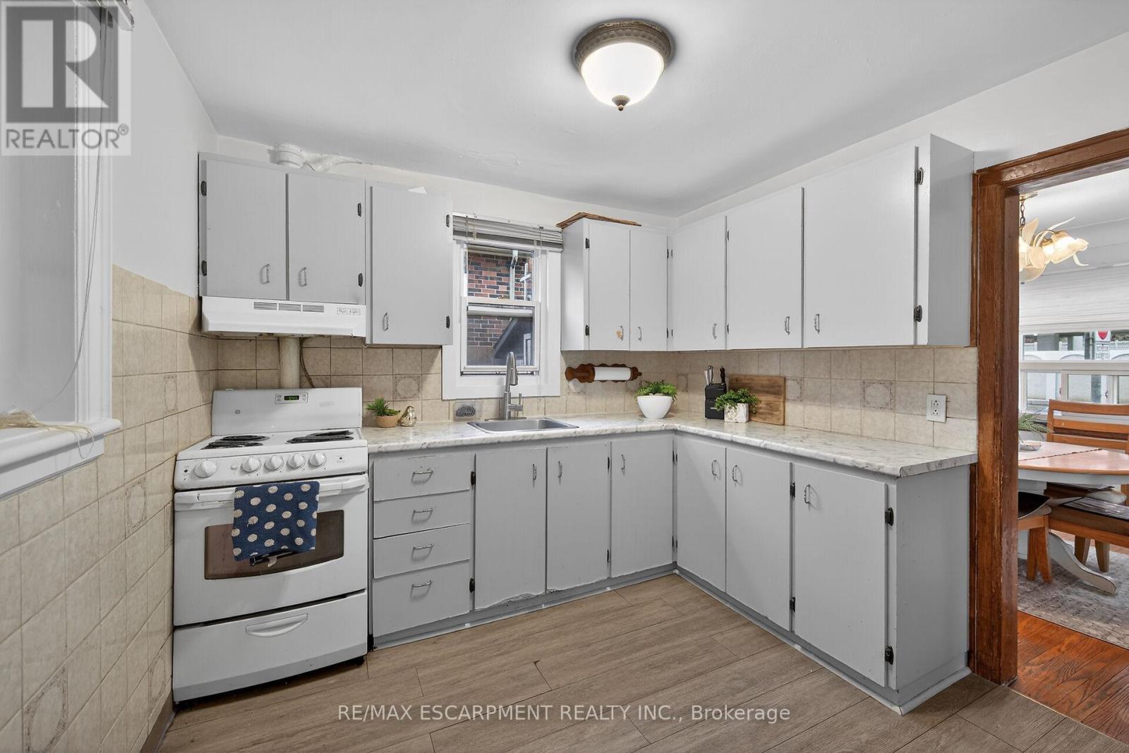 144 HUNTER STREET W - 16
