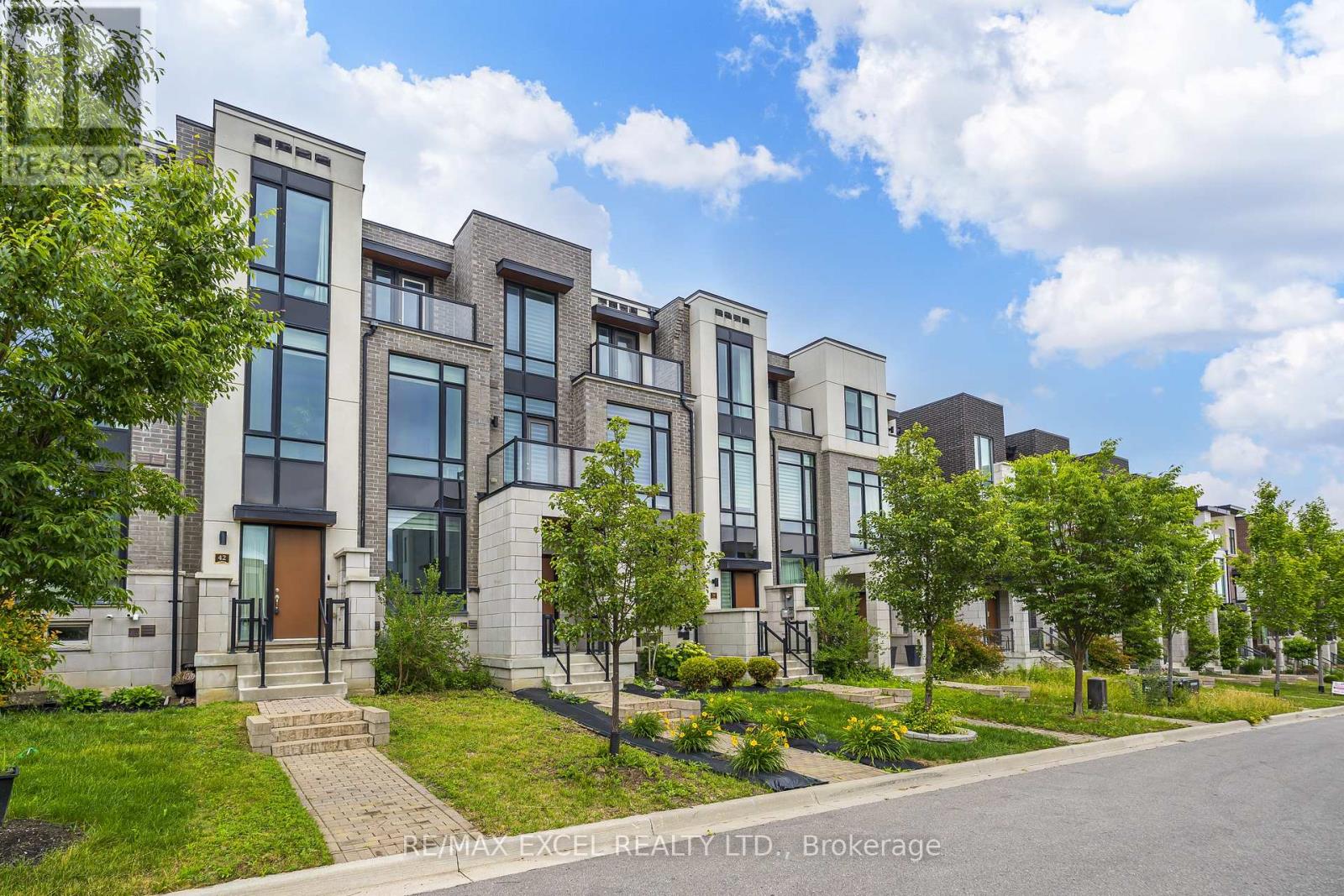 42 AYLIN CRESCENT - 1