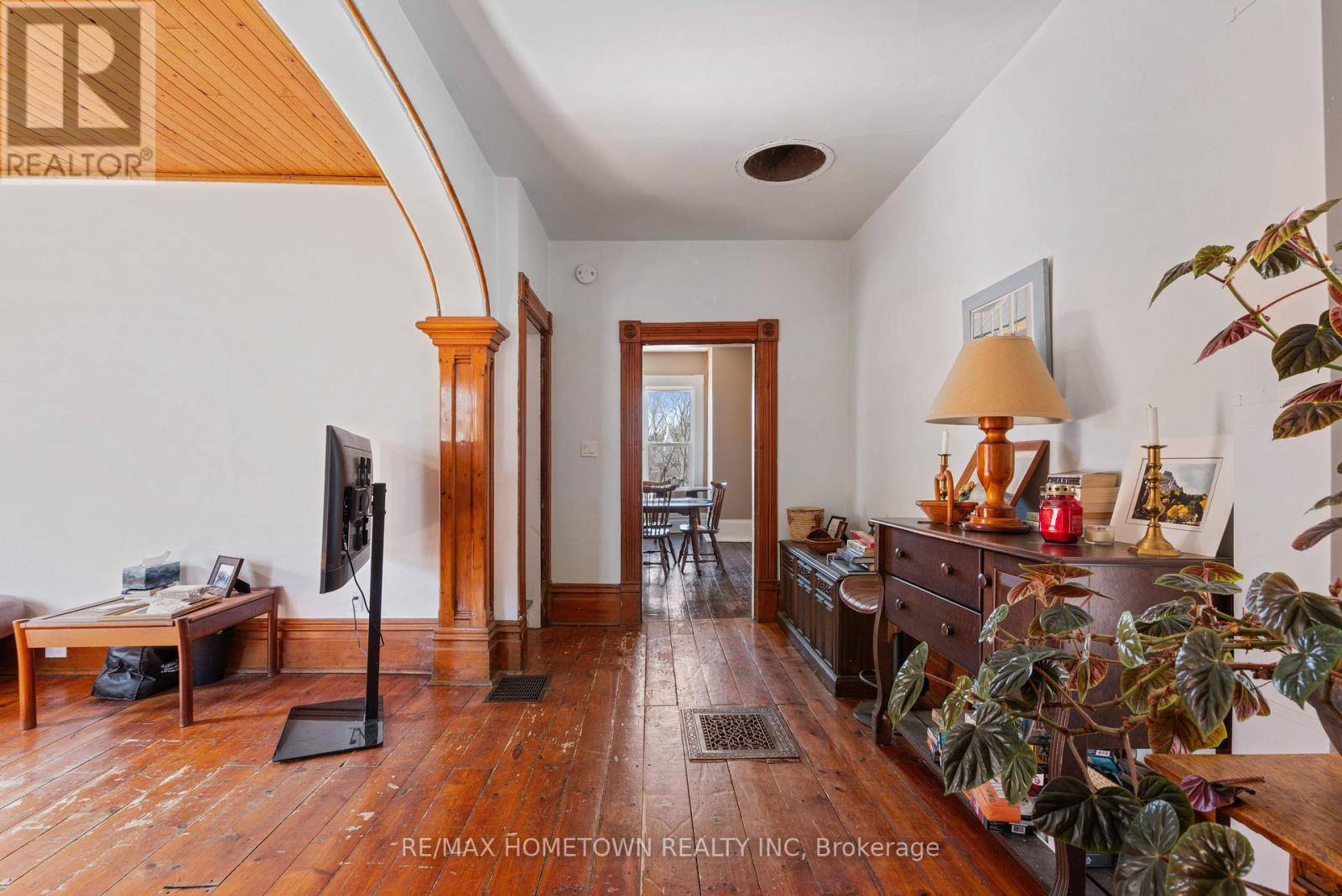12 KINGSTON STREET - 9