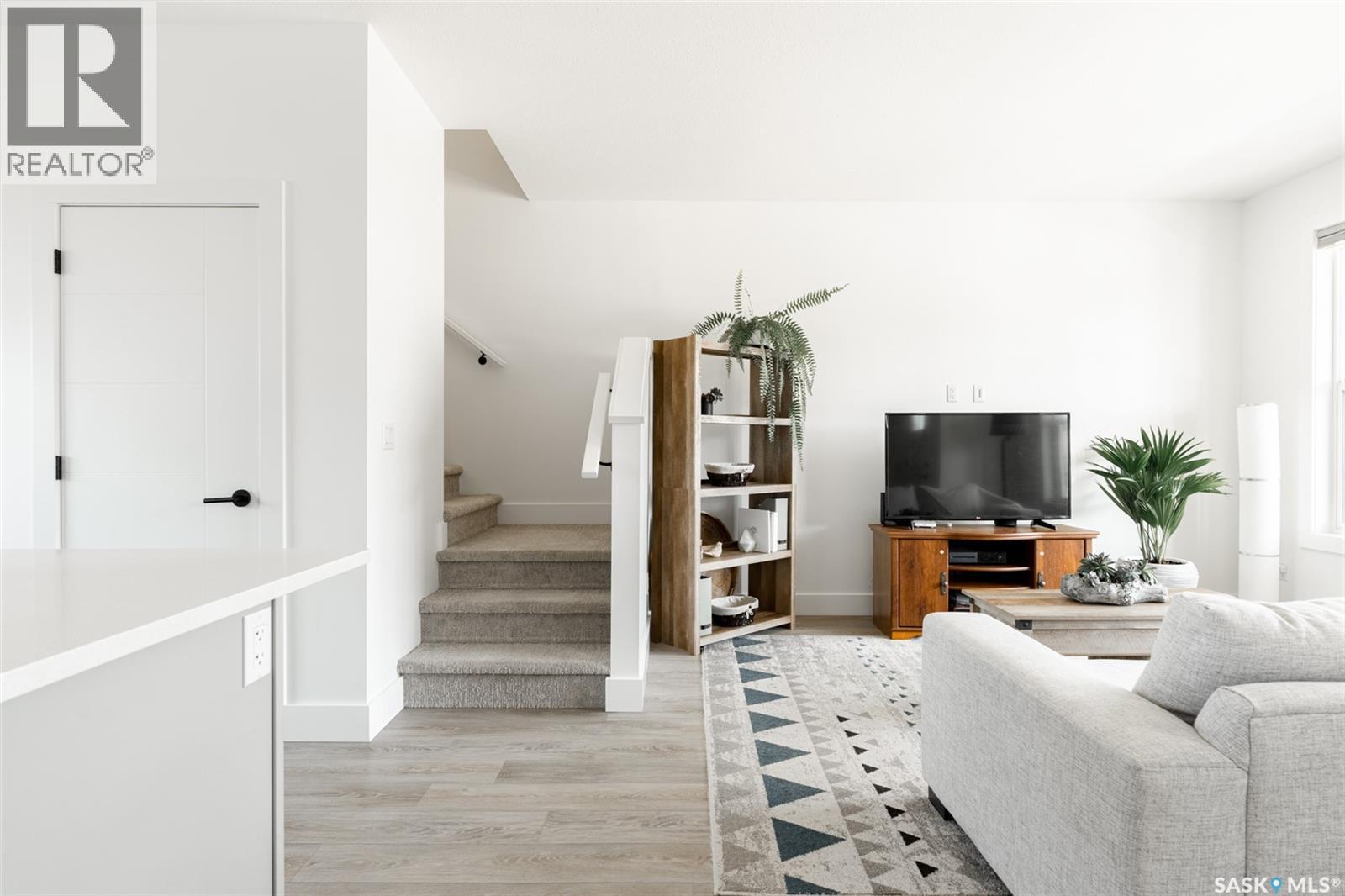 180 Rosewood BOULEVARD E — photo 18