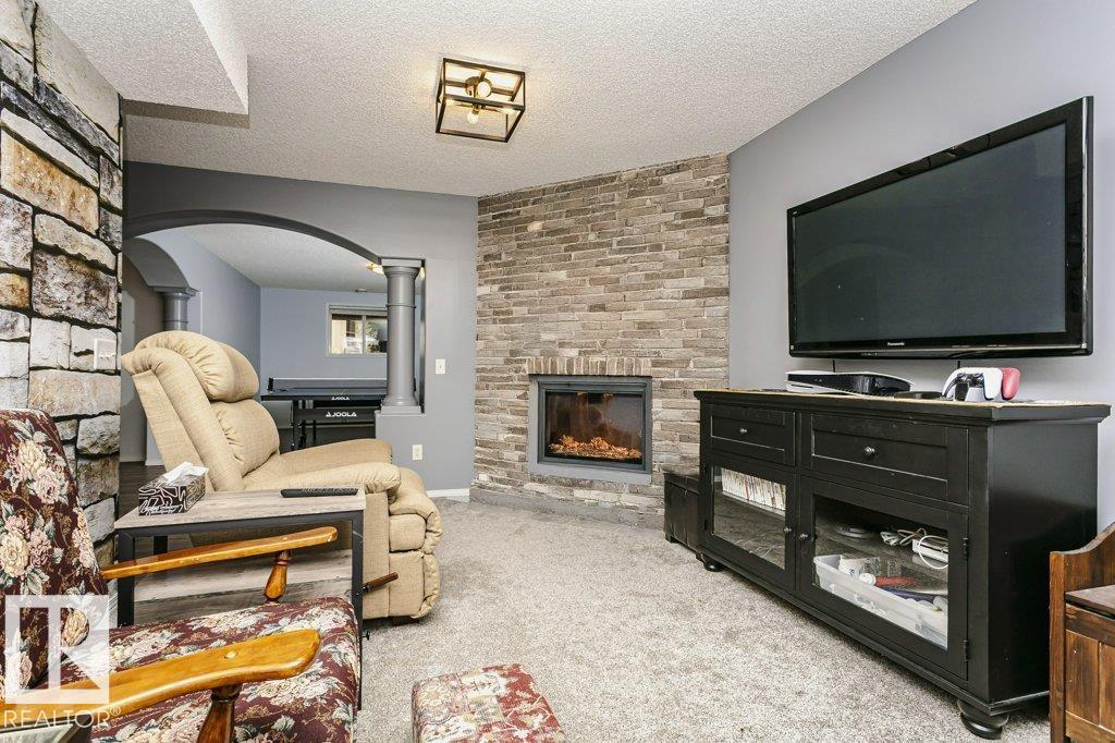 46 CLARKDALE DR — photo 9