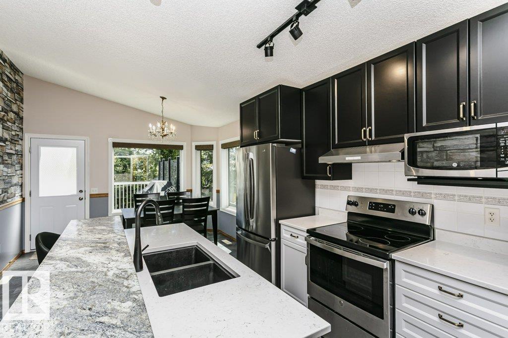 46 CLARKDALE DR — photo 6