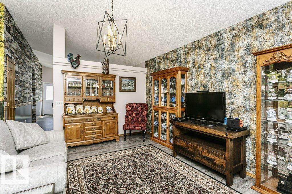 46 CLARKDALE DR — photo 19