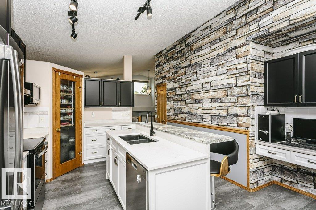 46 CLARKDALE DR — photo 31