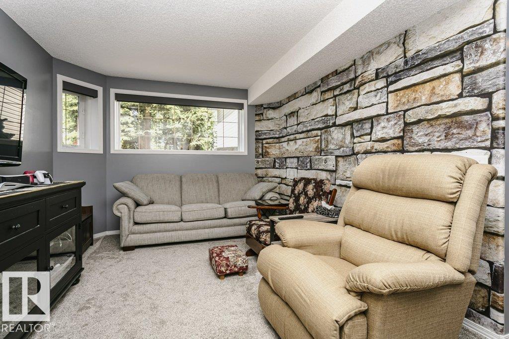 46 CLARKDALE DR — photo 27