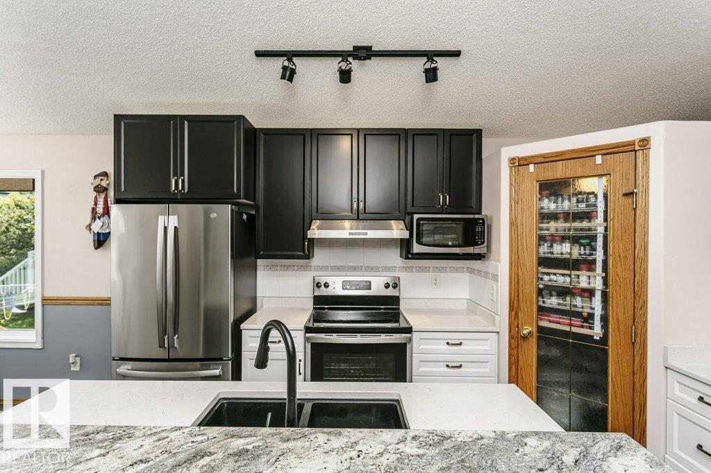 46 CLARKDALE DR — photo 33