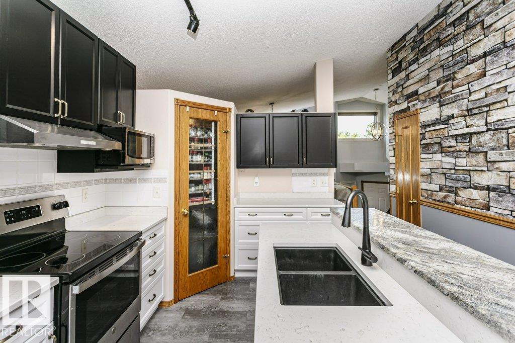 46 CLARKDALE DR — photo 32