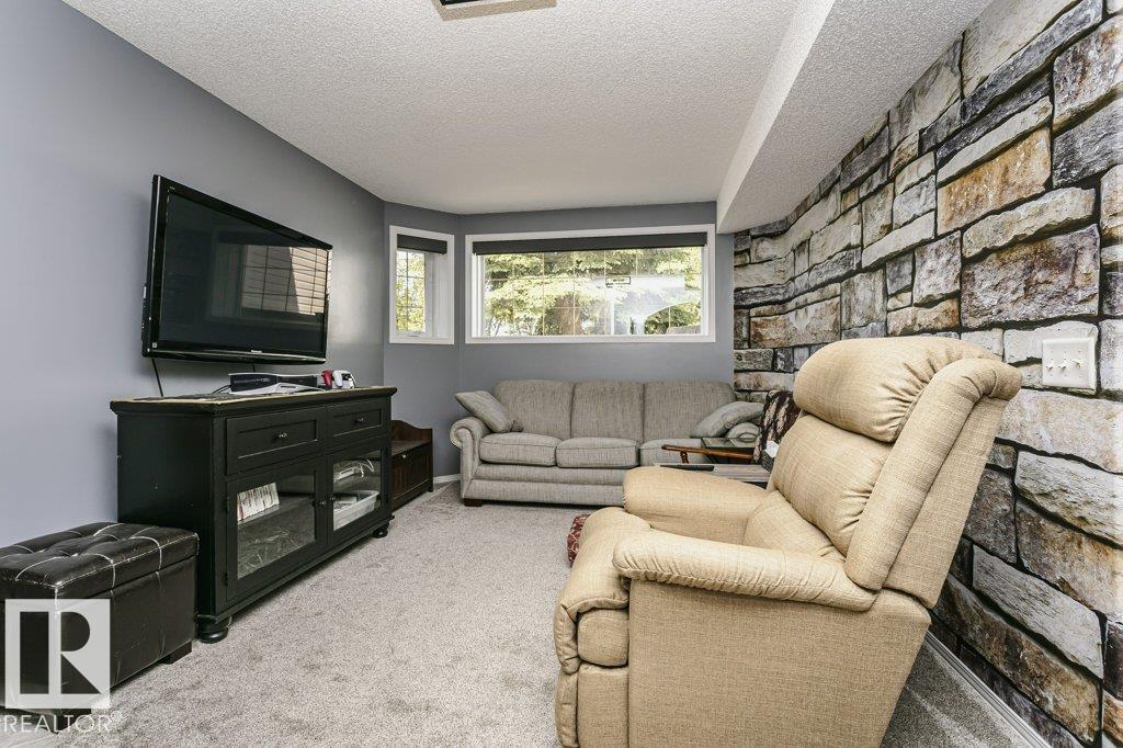 46 CLARKDALE DR — photo 45
