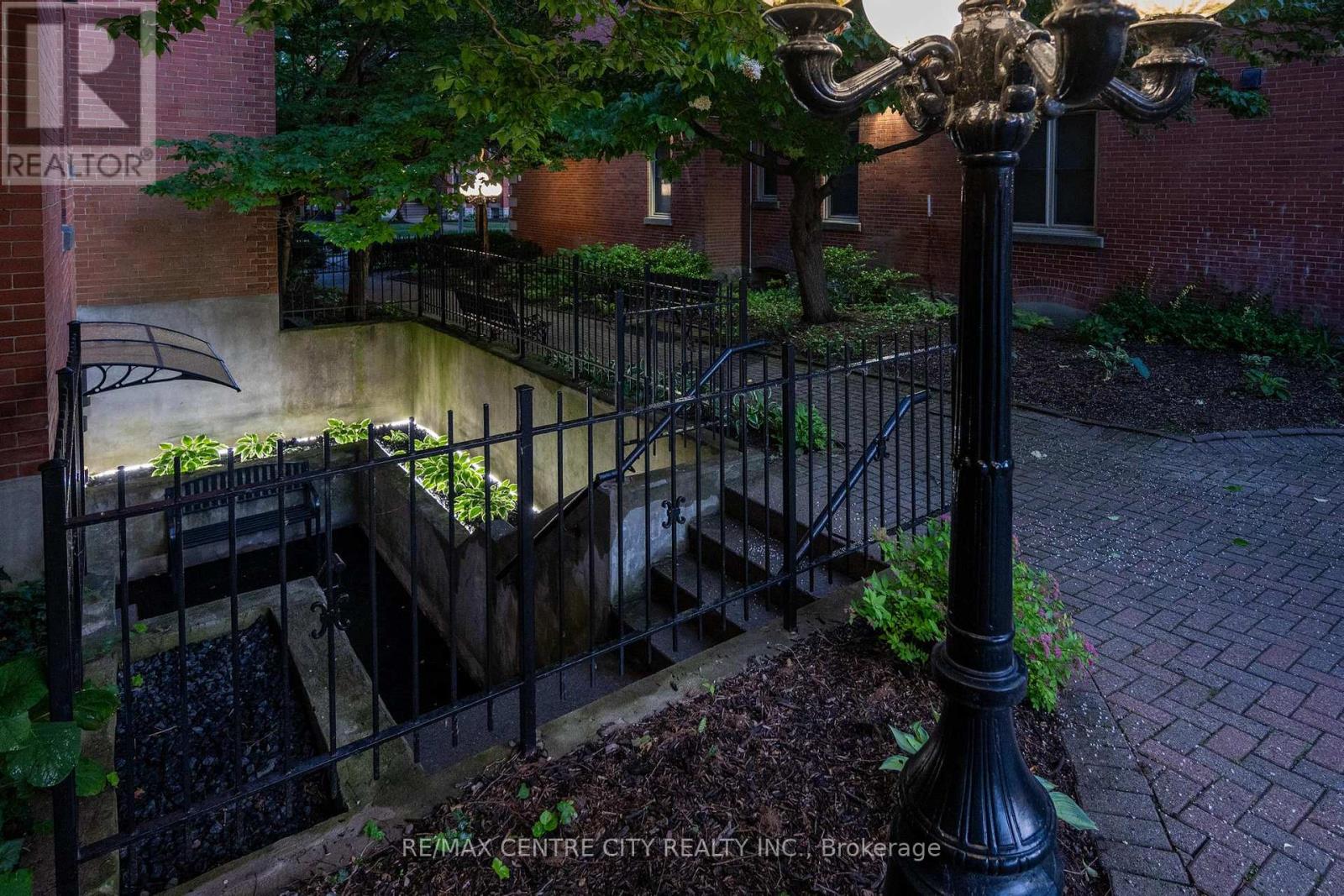 #1 280 QUEENS AVENUE - 2