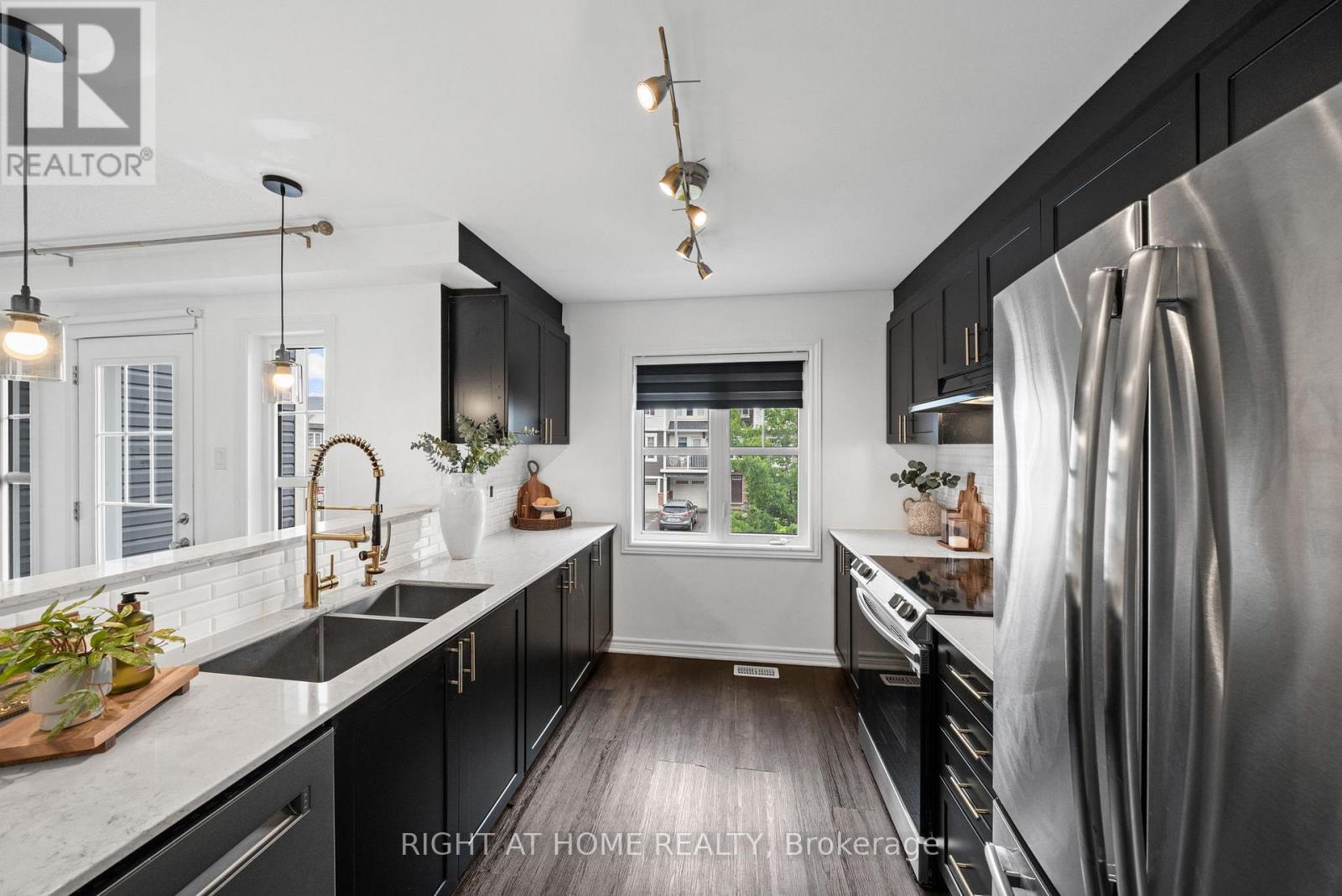 2 Bed, 2 Bath House for Sale in Ottawa – 403 GERARDIA LANE, Ottawa – MLS# X13497366 - Image 12