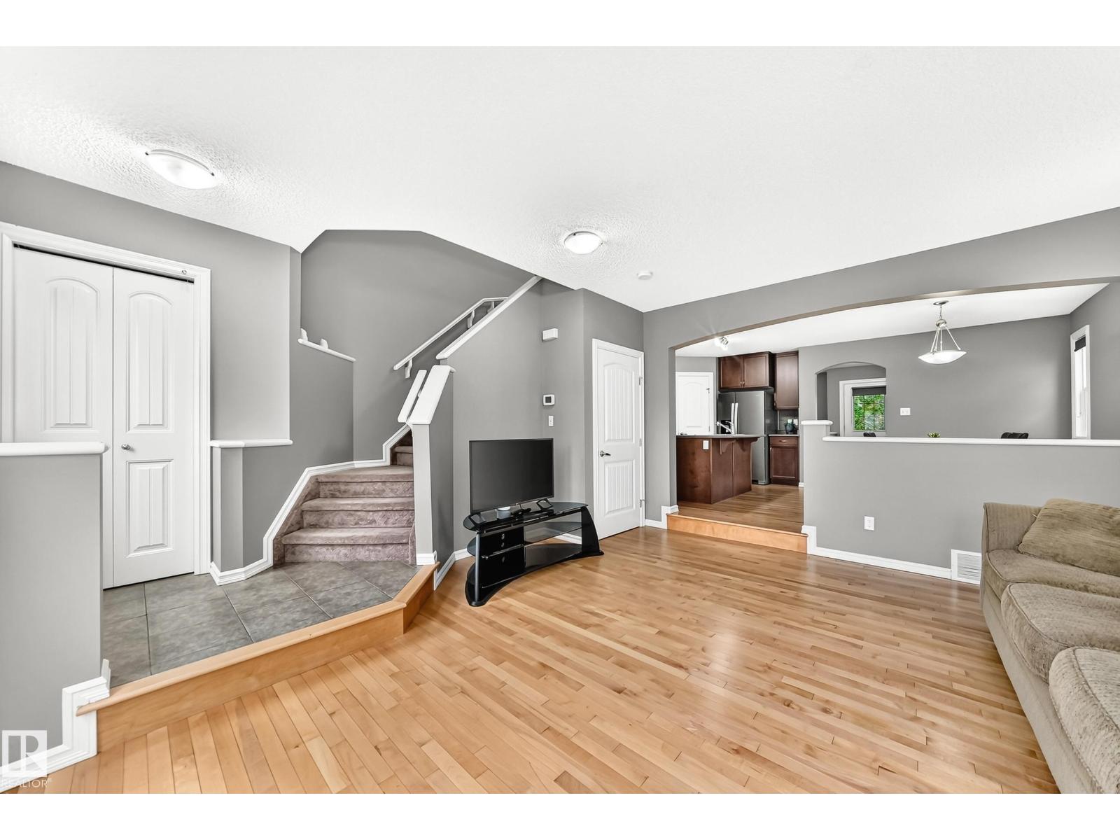 5233 2A AV SW - 18