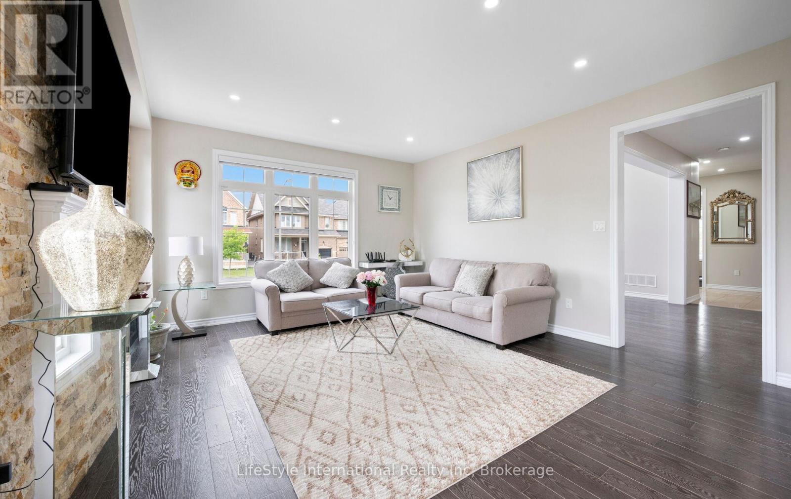 48 HAWKE CRESCENT - 14