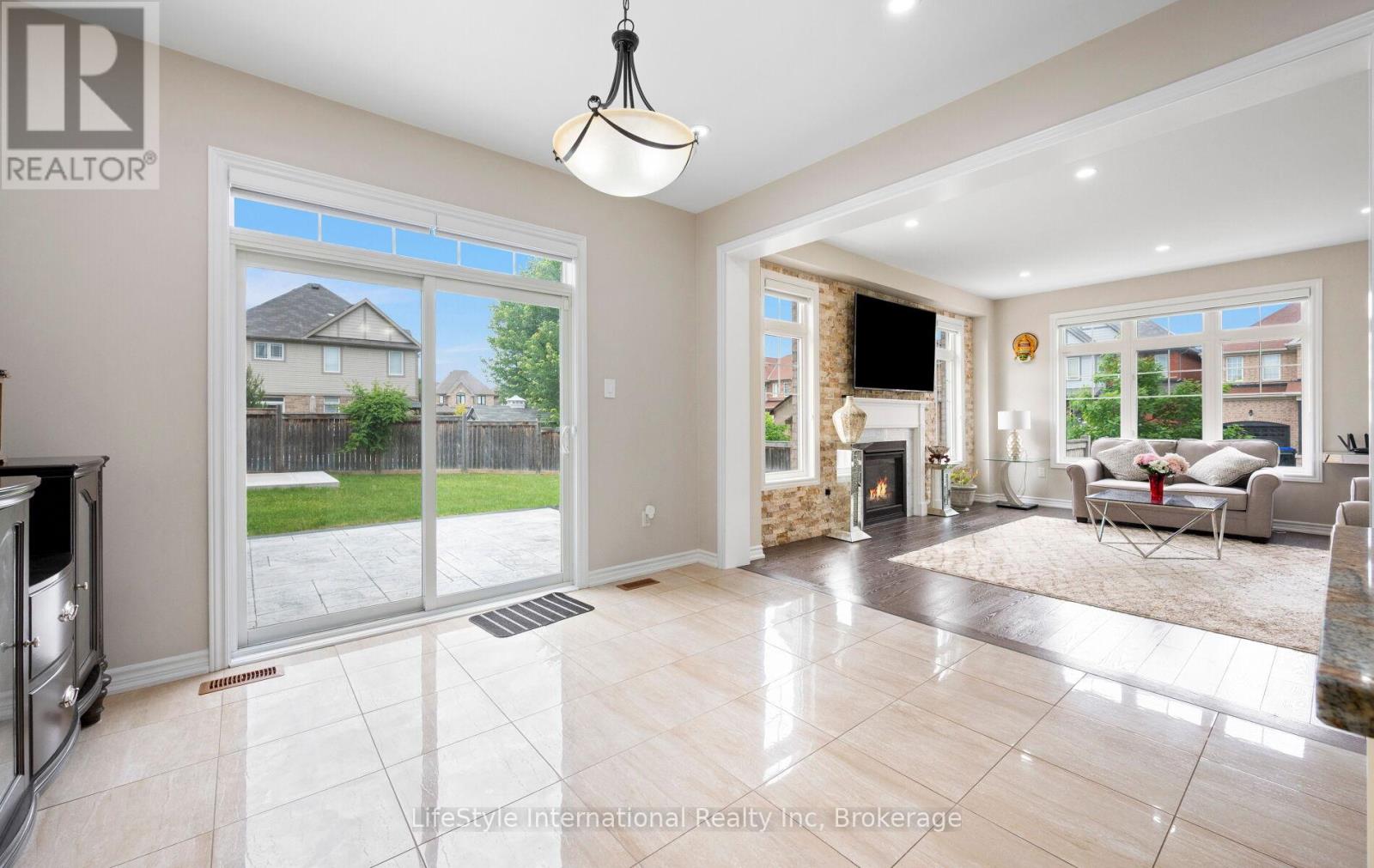 48 HAWKE CRESCENT - 19