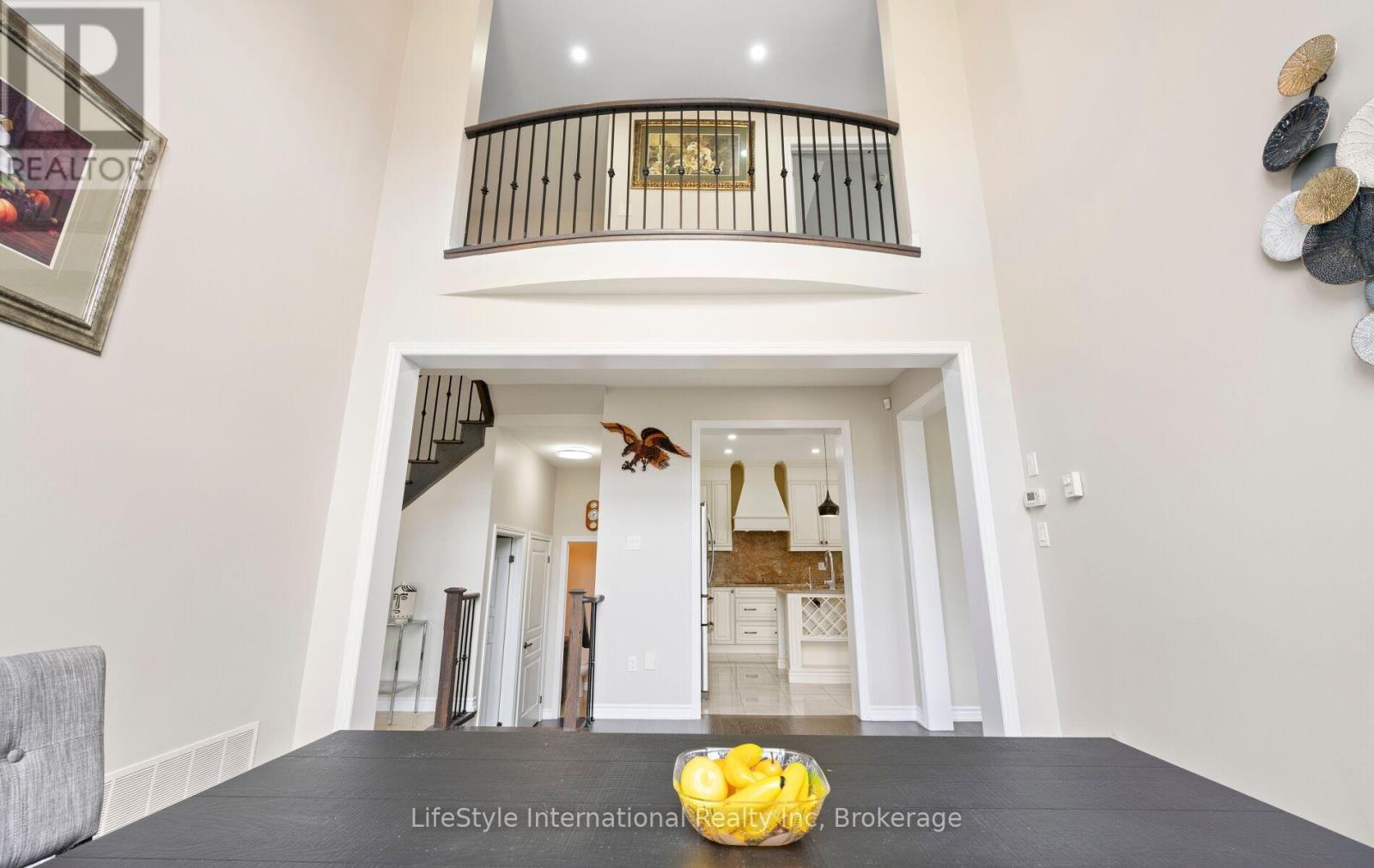 48 HAWKE CRESCENT - 12