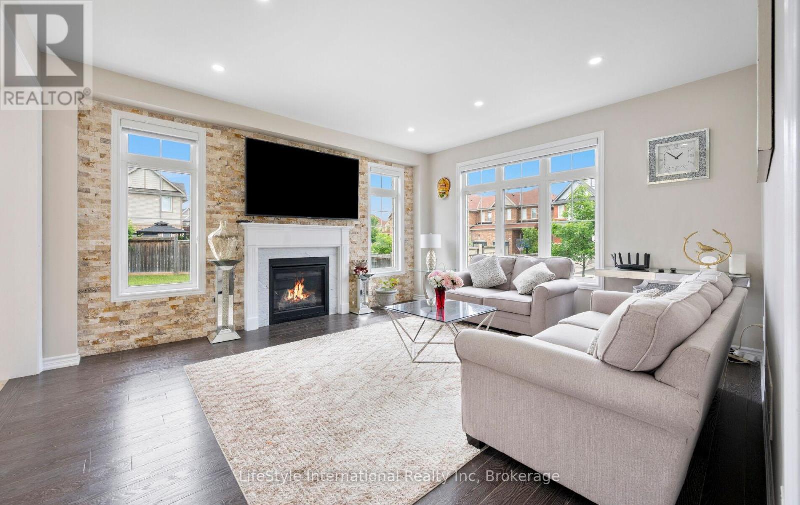 48 HAWKE CRESCENT - 13