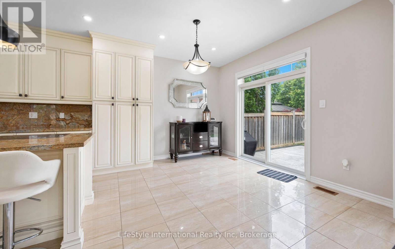48 HAWKE CRESCENT - 17