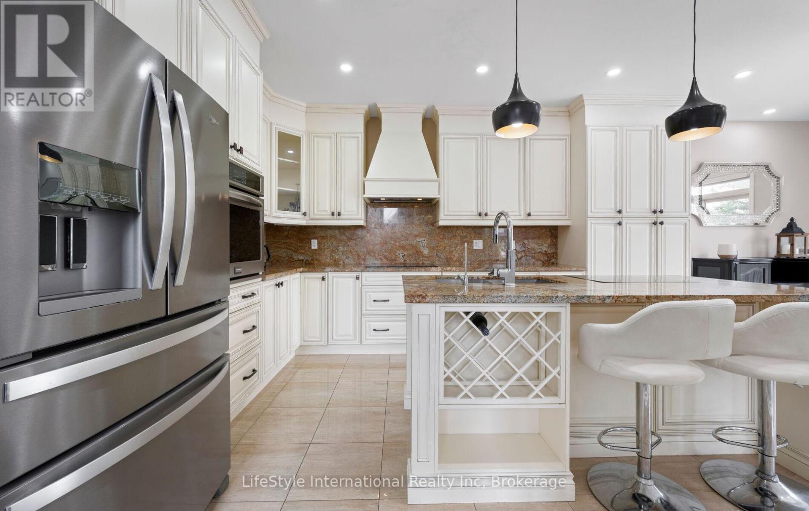 48 HAWKE CRESCENT - 25