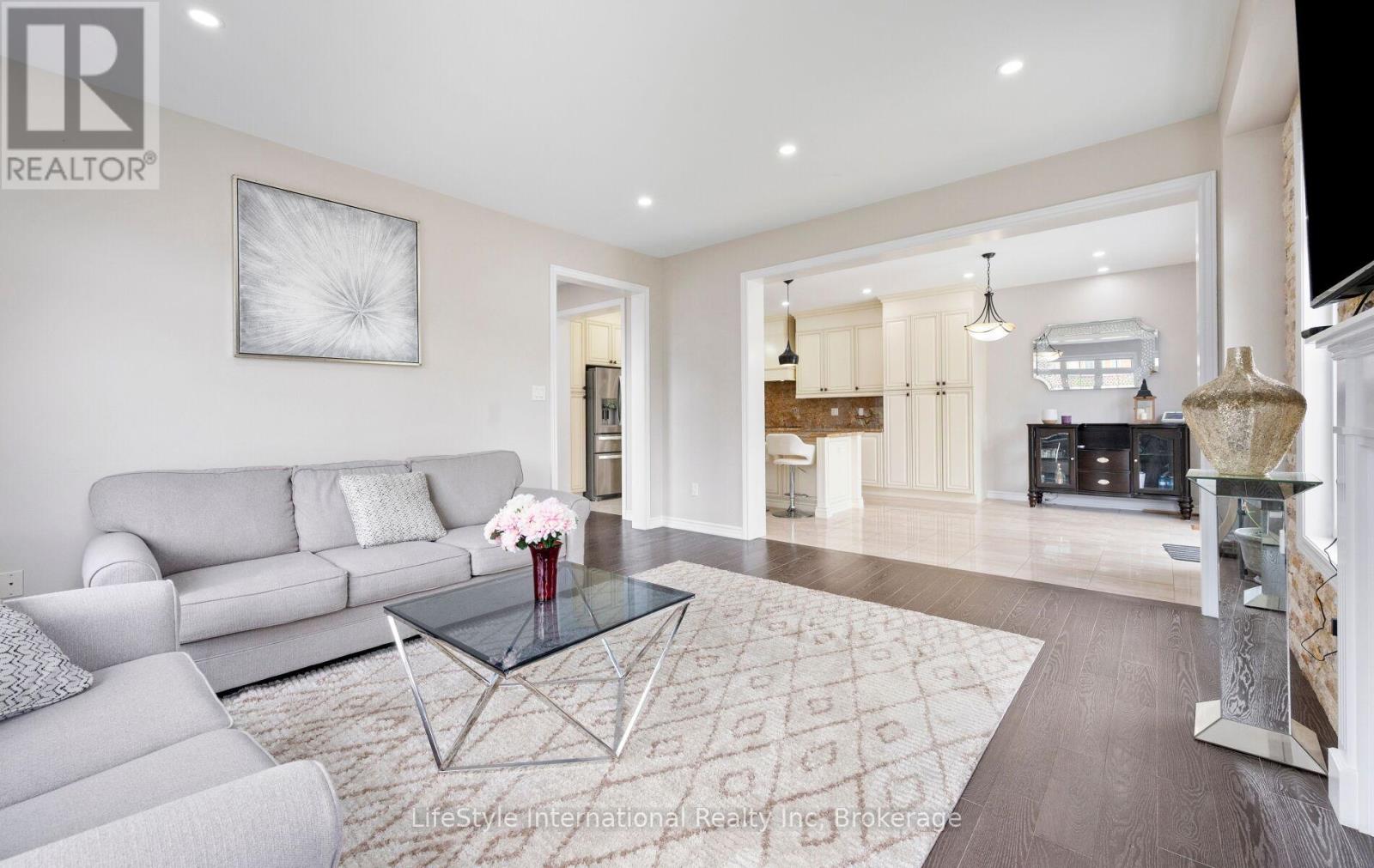 48 HAWKE CRESCENT - 15